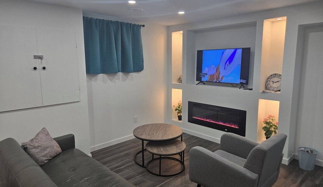 Cozy private bsmt suite |Bonavista |Fireplace |Workspace & nature-inspired decor