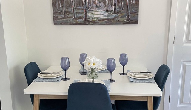 Cozy, relaxing get away close to trails, beach, shopping and restaurants