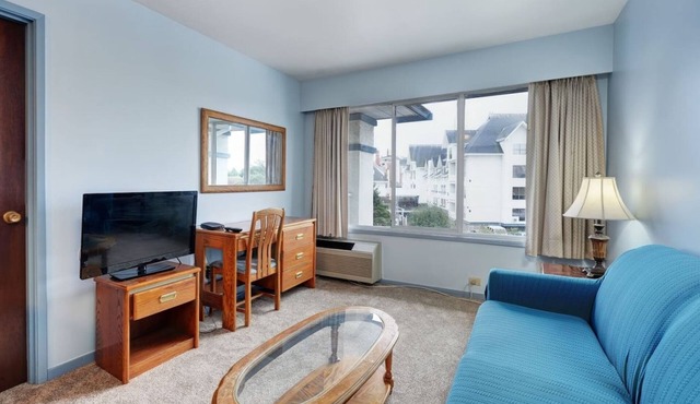 Cozy Retreat Downtown Vic.