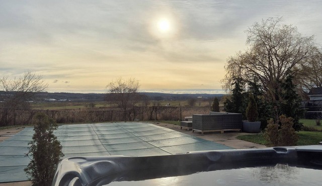 Cozy retreat in Annapolis Valley wine country with hot tub.