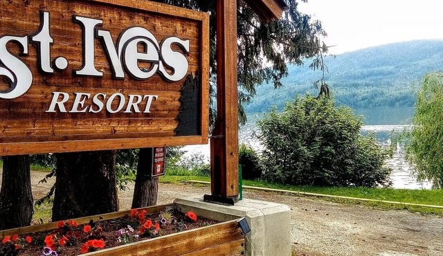 Cozy retreat on the Shuswap Lake. 1 bedroom condo with loft. Pet-friendly.