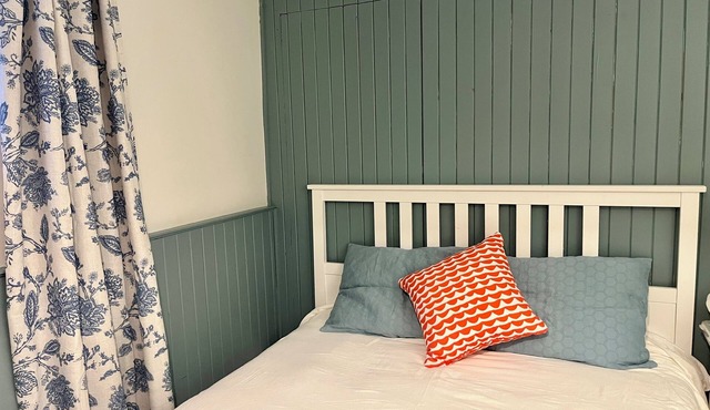 Cozy retreat steps from the beach, boardwalk, and trendy Queen St shops!