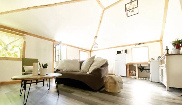 Cozy & Romantic at Branch Cottage