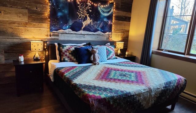 Cozy ski retreat on Mont tremblant w/artist studio (Pet-Friendly!)
