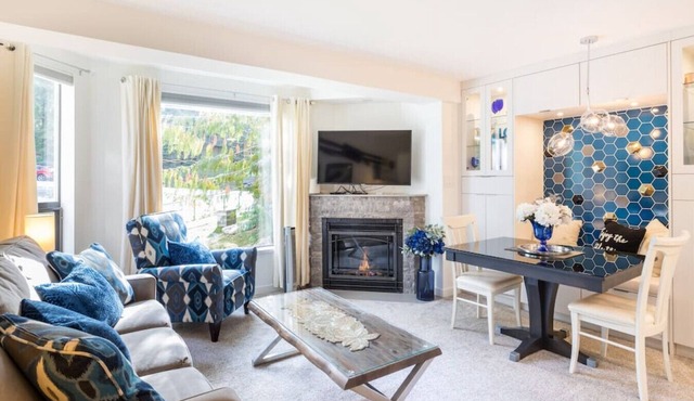 Cozy & Spacious 1BR:Sleeps 4,Pool, Hottub, Sauna, Walk to Shops, Restaurants & Trails!