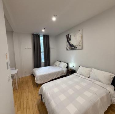 Cozy studio sleeps 4 with Free private parking