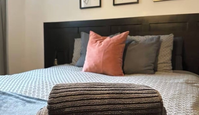 Cozy Suburban Retreat Free Parking Close to Montreal DownTown