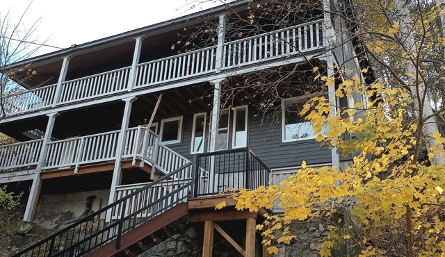 Cozy suite with mountain and lake views. Easy walk to the beach and shopping.