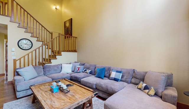Cozy townhouse with private hot tub, gas fireplace & ski-in/ski-out access