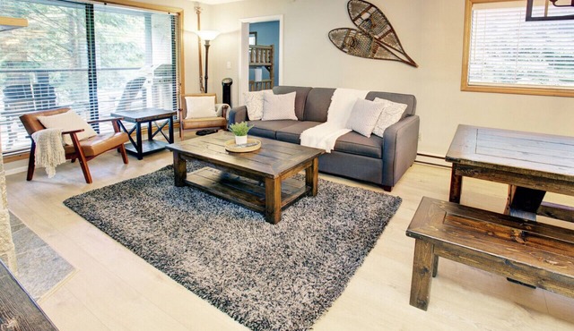 Cozy Upper Village 2BR:Sleeps 6,Hot Tub, Pool,Patio+ BBQ ,Near Lakes!