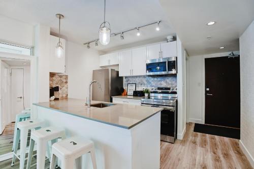 Cozy Urban Living! 2 mins from BC place, private parking !