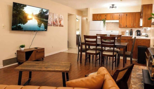 Cozy Vintage Feel 3BR Suite in Quiet Neighbourhood
