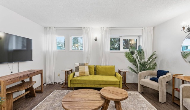 Creek - 3BR Modern Suite Near Whyte Ave & Ritchie