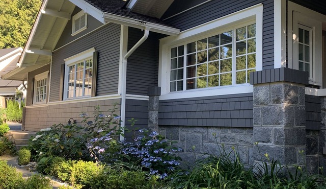 Crescent Park Heritage Bungalow ~ walking distance to Crescent Beach