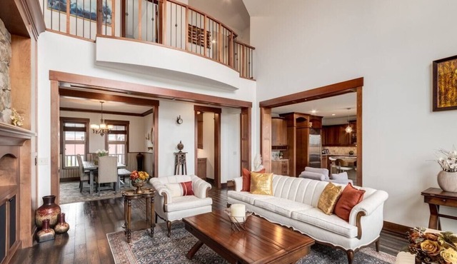 "Crestridge Mansion" 5BR Home w/Pool Table!