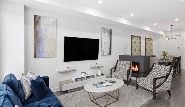 Crosswinds Peak: Sleek 3BDR - Mins to BM Village