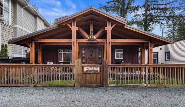 Cultus Lake Luxury Resort - Steps to the Lake and Theme/Waterpark
