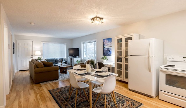 Cumberland Guesthouse ~ Bright 2 Bedroom Suite-B