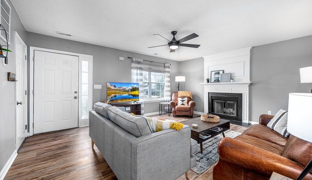 Cute, Cozy, Comfy pet friendly 4 Bedroom with Fenced yard!