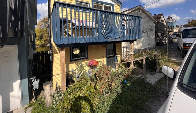 Cute one bedroom Boathouse , amazing location and views right on lake Simcoe