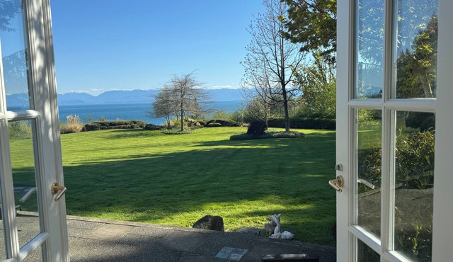 DAYDREAM SUITE Charming waterfront en suite with private hot tub.
