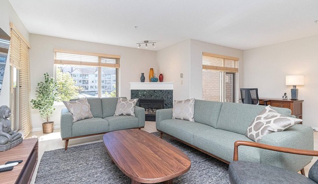 Deluxe 2BR Gem w/Balcony and Harbour Views