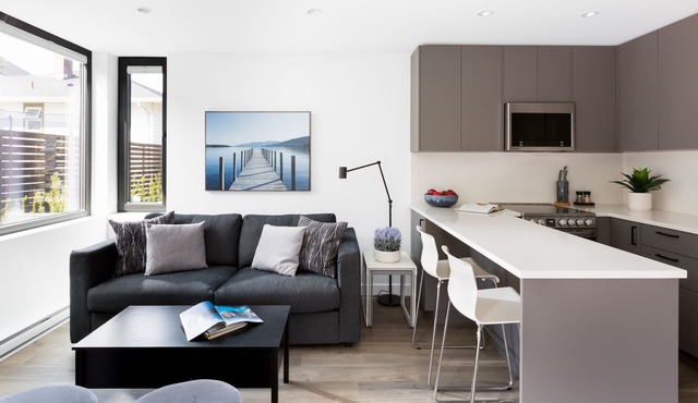 Designer 2Bdr Coach House 10 Minutes from beautiful beaches and UBC!