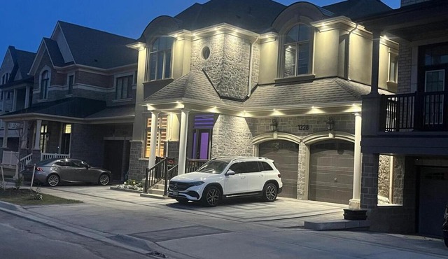 Designer 4BR Basement Aymond Suites Oakville