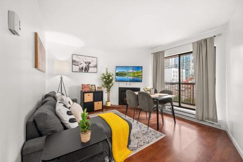 Downtown 3BR Oasis with Balcony & King Ensuite