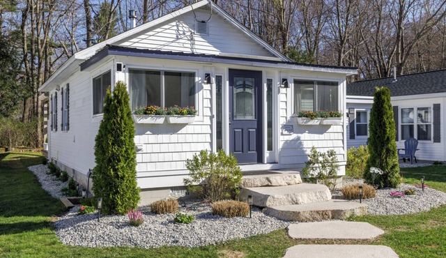 Downtown Cottage Retreat, Steps to Beach, Dining & Shops. Sleeps 4!