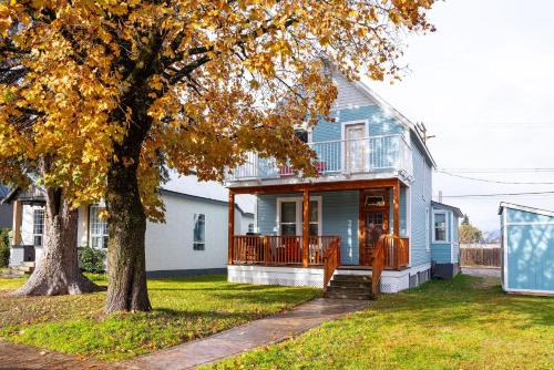 Downtown Home Private Hot Tub Walkable Location