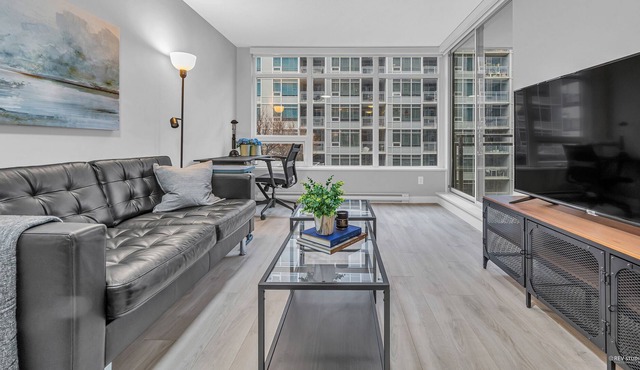 Downtown Modern 1 Br & Den | Steps to Transit & YVR & Shopping
