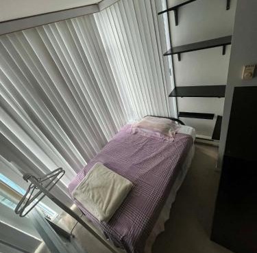 Downtown Vancouver Private Guest Room