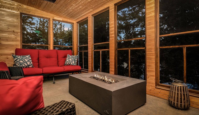 Dream 4-Br 4-Ba Chalet | Private Hot Tub | 2 min to Jasper National Park Gates