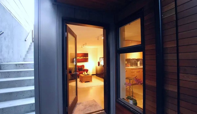 Dream Suite in Central Lonsdale - spacious basement suite sleeps 6!