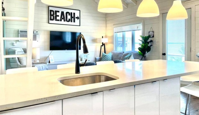 Dreamy Modern Cottage, Picture Perfect Sunsets, Sandy Beach and Luxury Amenities