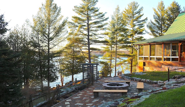 Dvira’s lakefront cottage - Hot tub & Pool table