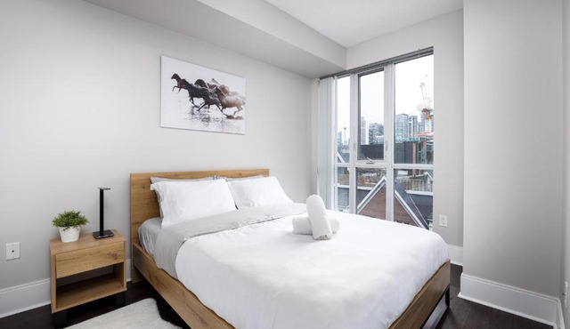 DWTN Condo Near CN Tower!