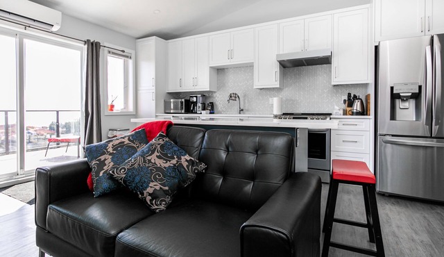 Eagle's View Penthouse: 180 degree unobstructed ocean and city views!