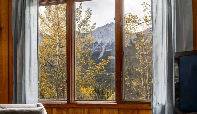 Eagles Nest Chalet w/Private Deck Near Banff