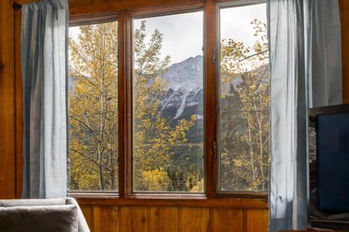 Eagles Nest Chalet with Private Deck Near Banff