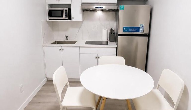 Earles Cozy Vancouver 2B1B Suite Near Joyce Station