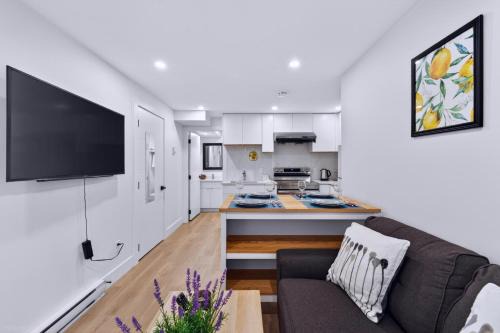 Easy Access to YVR & DT l Cozy Lower Level Suite