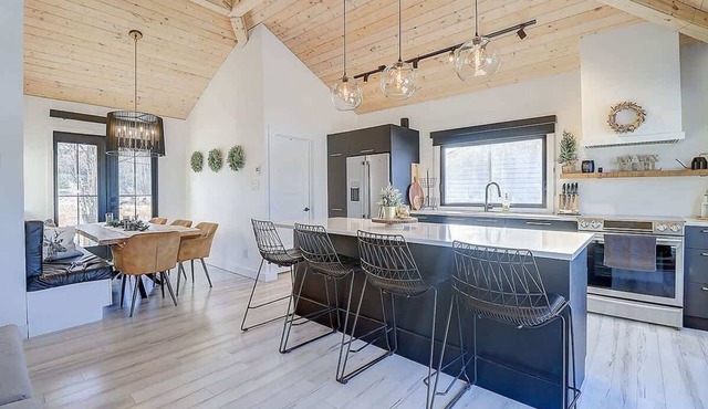 Edge of Lake Lovering - Spa - Chic Shack