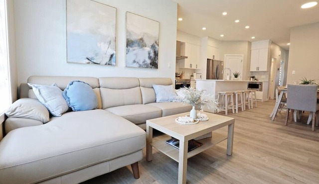 Edgemont Getaway | King Bed, Garage, WEM & Disney+