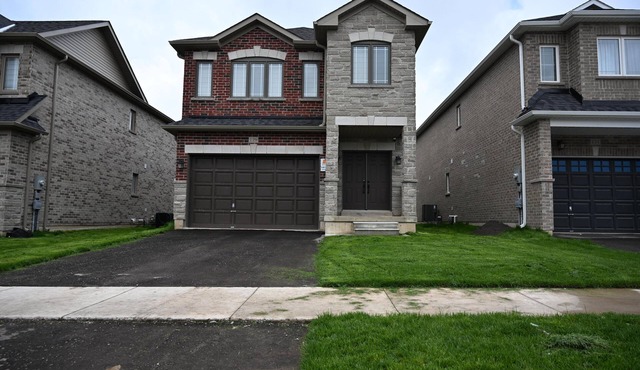 Elegant 2-Bedroom Luxury Retreat with 2 Sofa Beds, Close to Niagara Falls