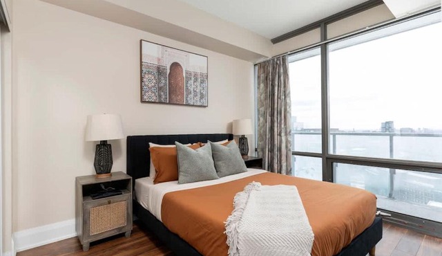 Elegant 2BDR 2BA Condo Near UofT Sofa Bed