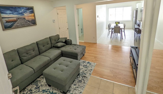 ELEGANT 3 BEDROOM/2 BATHS CONDO with FREE PARKING!