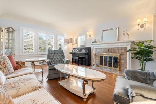 Elegant 5BR Family Retreat - Garage and Backyard