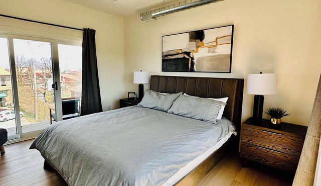 Elegant King Suite with Private Balcony & Bath in Niagara-on-the-Lake